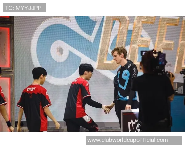 EDG在英雄联盟赛场上的盯防策略分析与成败得失探讨