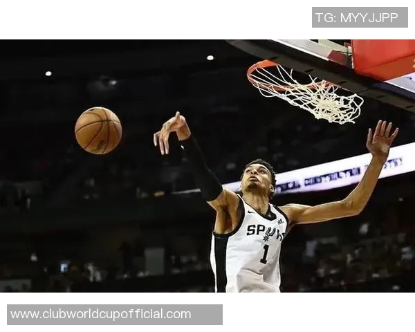 文班亚马首场比赛表现惊艳5次盖帽并隔扣字母哥引发热烈讨论